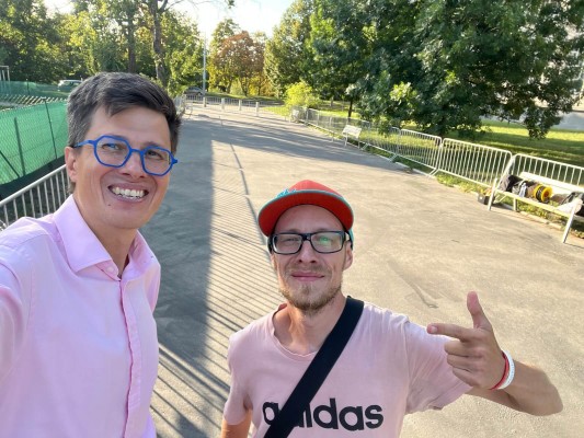 Umělec Vladimír Hirscher alias CAER8th (vpravo)