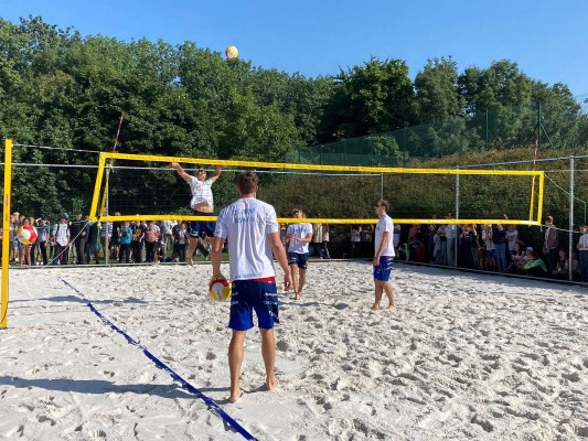 ZŠ Jitřní má nové beachvolejbalové hřiště