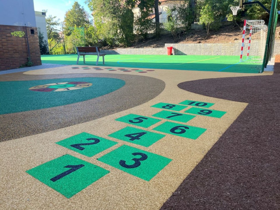 Rekonstrukce hřiště u ZŠ Školní