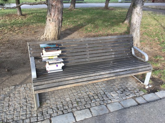 Knihobudka v parku Pankrác