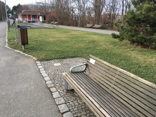 Knihobudka v parku Pankrác