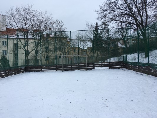 Oprava a nátěr dřevěného oplocení multifunkčního hřiště