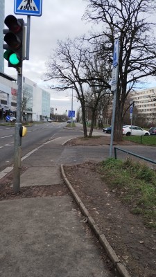 Rozšíření chodníku - prostor u semaforu pro přechod pro chodce k OC Arkády