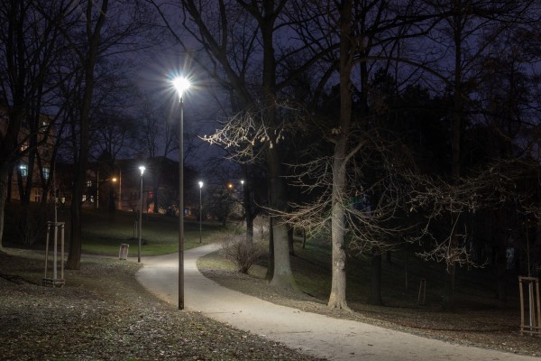 Nové veřejné osvětlení v parku Jezerka