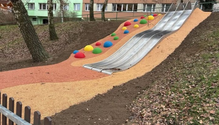 Revitalizace zemní skluzavky na dětském hřišti Bernolákova