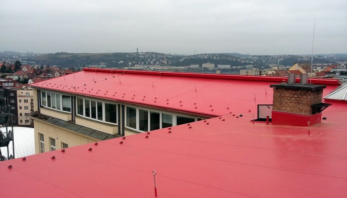 Oprava střechy Vysoké školy kreativní komunikace