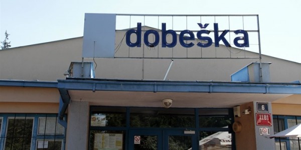 Oprava střechy v divadle Dobeška