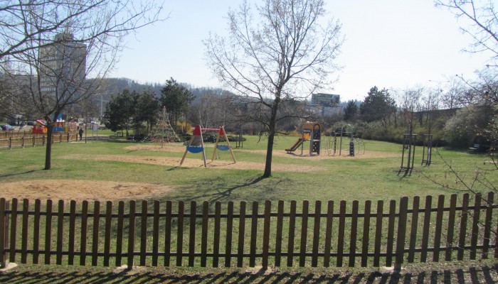 Oprava oplocení dětského hřiště Na Mlejnku