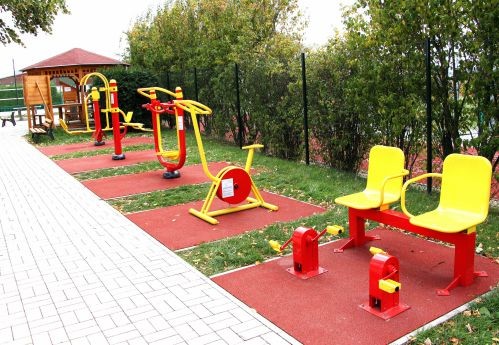 seniorské hřiště na promenádě  V Zápolí